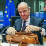 Luis de Guindos se prepara para responder a las preguntas de los miembros de la Comisión de Asuntos Económicos del Parlamento Europeo/Efe