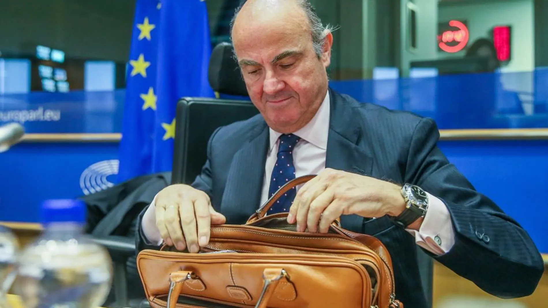 Luis de Guindos se prepara para responder a las preguntas de los miembros de la Comisión de Asuntos Económicos del Parlamento Europeo/Efe