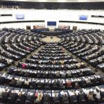 Miembros del Parlamento Europeo votan durante una sesión en Estrasburgo (Francia).