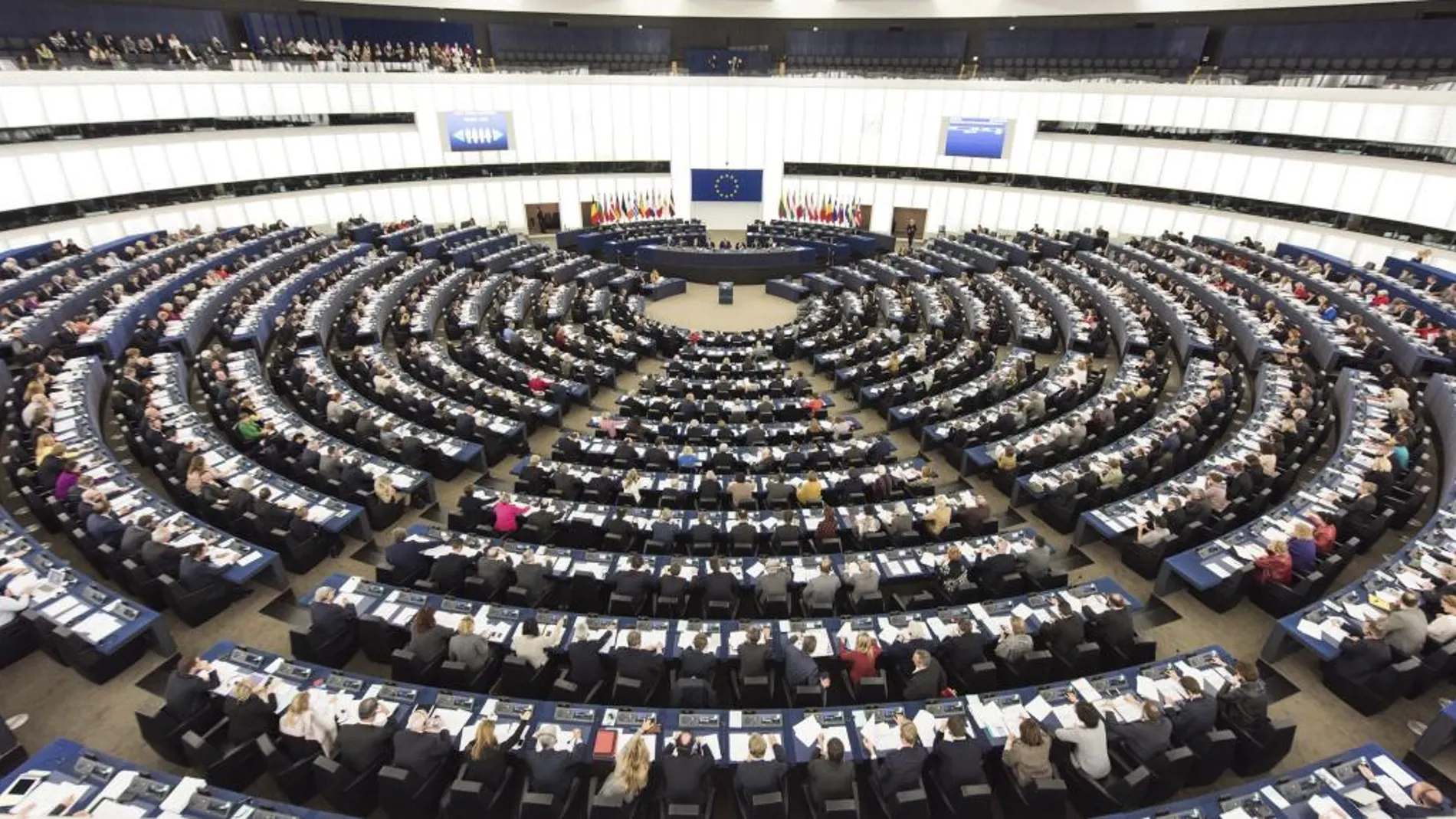 Miembros del Parlamento Europeo votan durante una sesión en Estrasburgo (Francia).