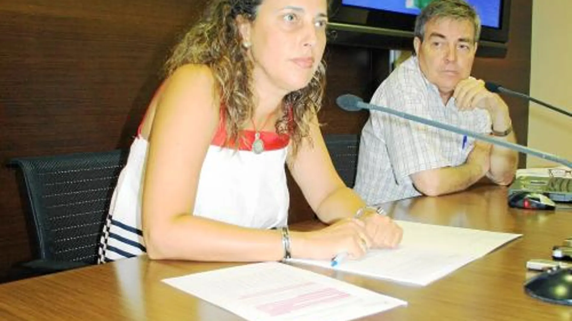 La directora general de Transportes y Puertos de la Región de Murcia, Carmen Sandoval (izquierda)