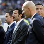 Las leyendas del Real Madrid Kopa, Owen, Figo, Ronaldo y Zinedine Zidane asisten al acto de entrega del cuarto Balón de Oro de Cristiano Ronaldo que ha tenido lugar hoy en el estadio Santiago Bernabéu.