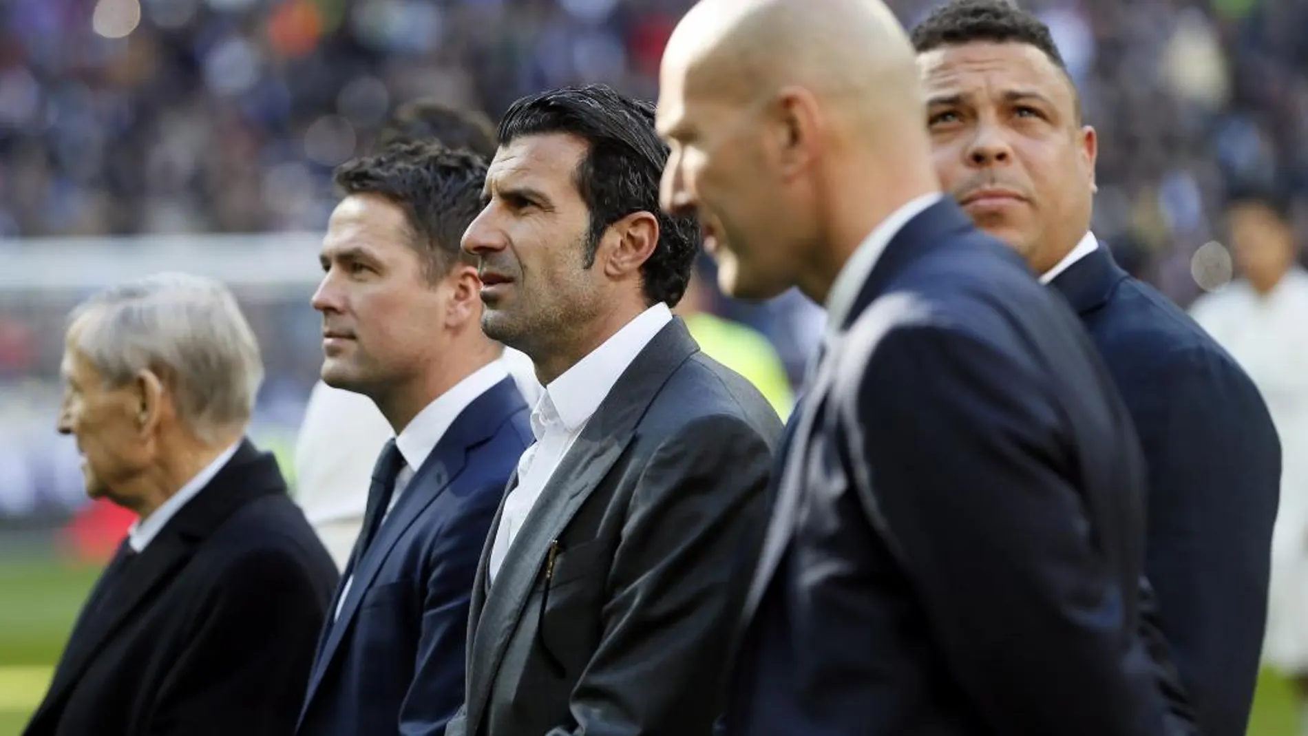 Las leyendas del Real Madrid Kopa, Owen, Figo, Ronaldo y Zinedine Zidane asisten al acto de entrega del cuarto Balón de Oro de Cristiano Ronaldo que ha tenido lugar hoy en el estadio Santiago Bernabéu.