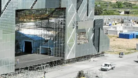 Dos carpas detrás del Escenario Mundo permiten un rápido cambio de escenario e instrumentos entre un artista y otro