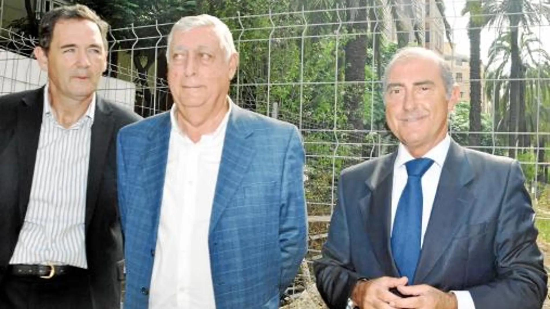 Dómine, Sánchez-Bercáiztegui y Novo en su visita a la replantación de palmeras del tramo Alicante-Ruzafa de la Línea 2, importante para la ciudad ya que comunicará de forma directa zonas periféricas con el centro