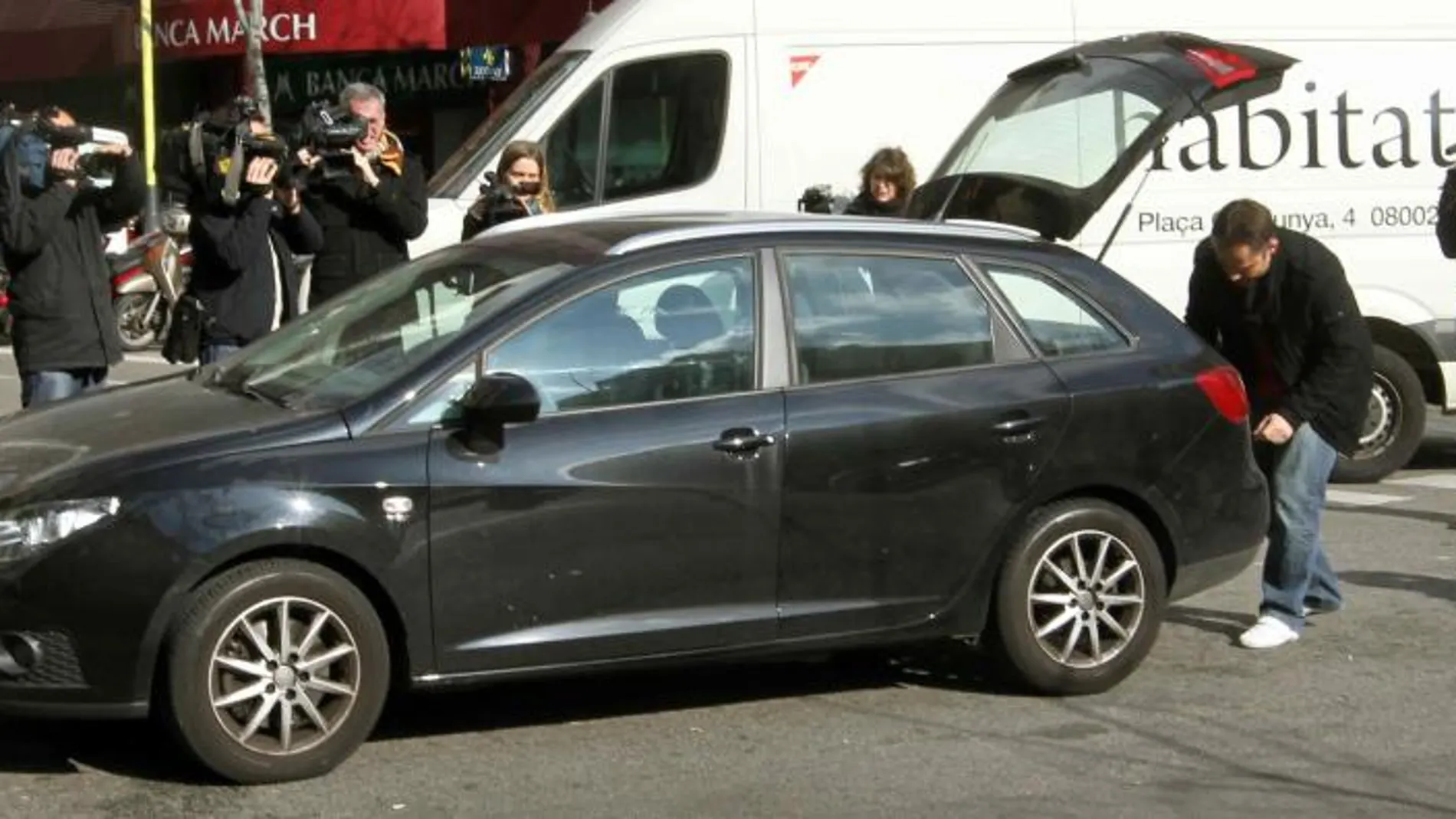 Un coche de la Policía Nacional en el operativo de custodia de la sede de la agencia de detectives Método 3 en Barcelona.