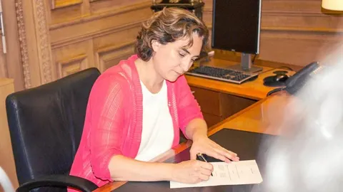 La alcaldesa de Barcelona presume de transparencia informando en Facebook de la reunión con Isidro Fainé para abordar el problema de la vivienda