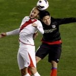 El delantero colombiano del Atlético de Madrid Radamel Falcao (d), y el defensa del Rayo Vallecano Alejandro Gálvez (i) luchan por el balón