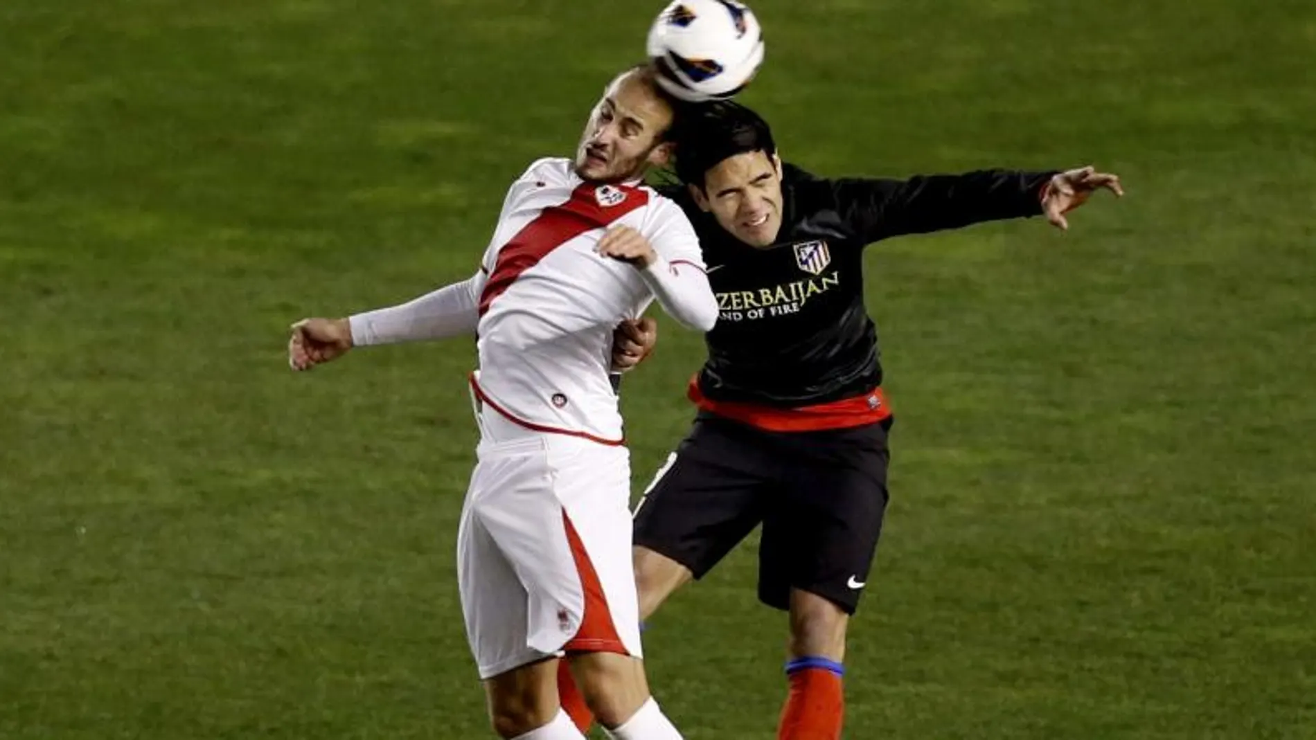 El delantero colombiano del Atlético de Madrid Radamel Falcao (d), y el defensa del Rayo Vallecano Alejandro Gálvez (i) luchan por el balón