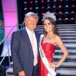 La mexicana Jimena Navarrete posa con el multimillonario Donald Trump tras el certamen de Miss Universo 2010