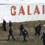 La policía francesa persigue a inmigrantes en e puerto de Calais.