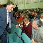 Miguel Alejo saluda a algunos de los participantes en la Jornada Nacional de Jubilados de España