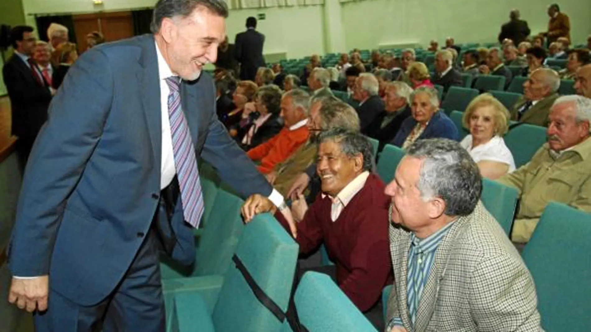 Miguel Alejo saluda a algunos de los participantes en la Jornada Nacional de Jubilados de España