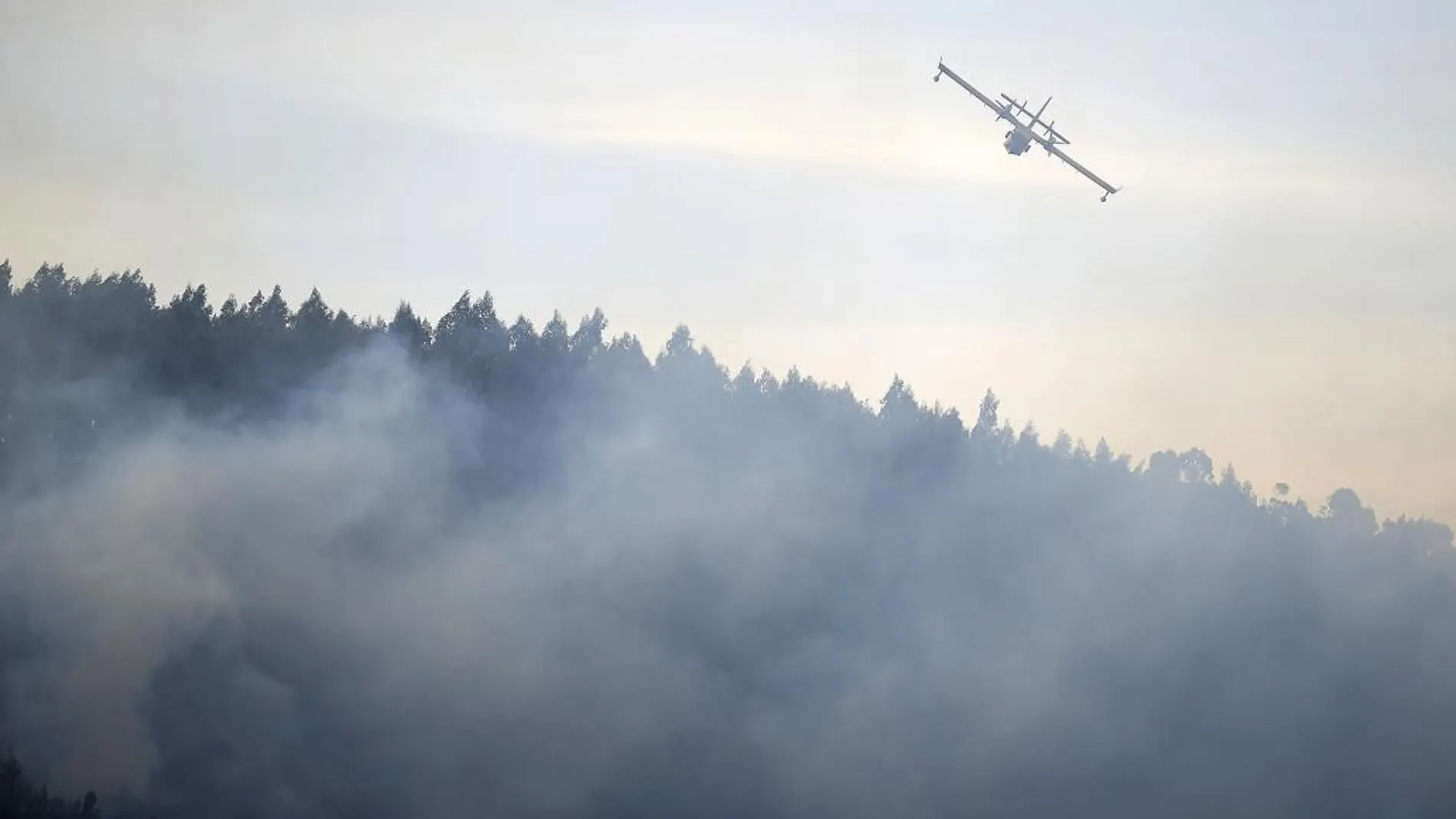 Uno de los hidroaviones que han estado participando en la extinción de uno de los incendios forestales en los montes próximos a la localidad cántabra de Aes