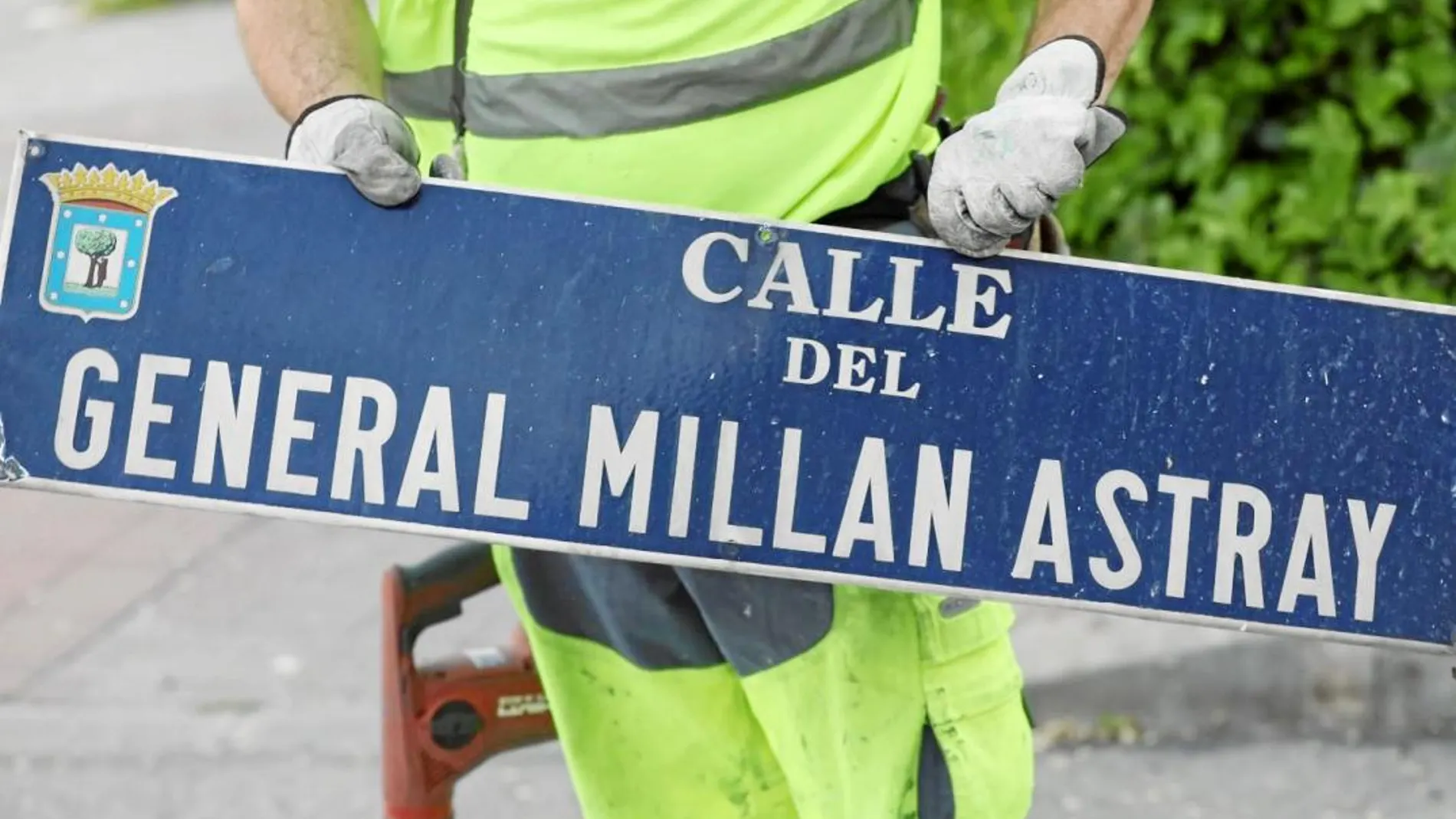 El pasado 26 de abril el Ayuntamiento de Madrid comenzó, en la calle Millán Astray, a sustituir las placas por los nuevos nombres después de que se levantase la medida cautelar