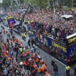 Los jugadores del Barcelona celebran la obtención del título de Liga en 2013