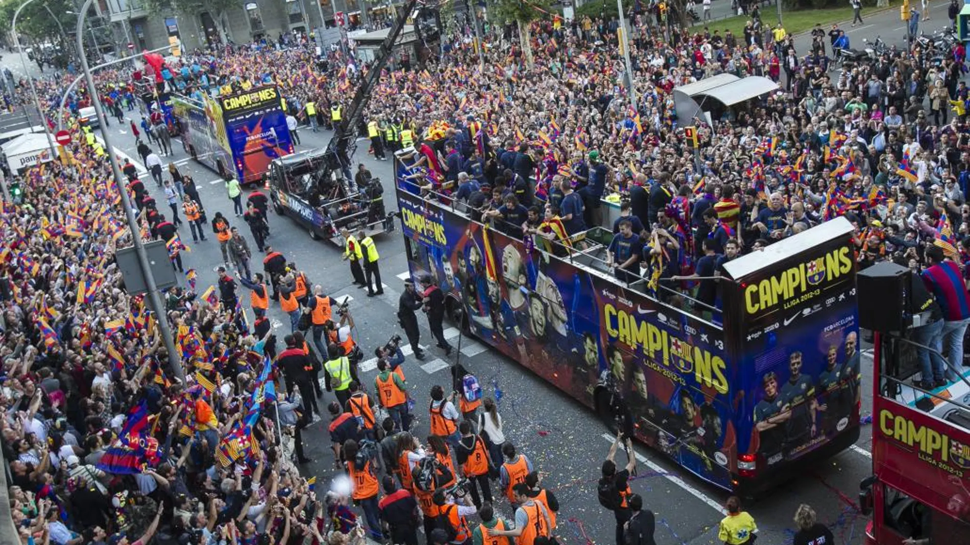 Los jugadores del Barcelona celebran la obtención del título de Liga en 2013