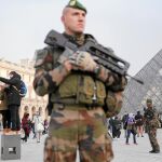 Un militar vigila el acceso al museo parisino el pasado mes de diciembre