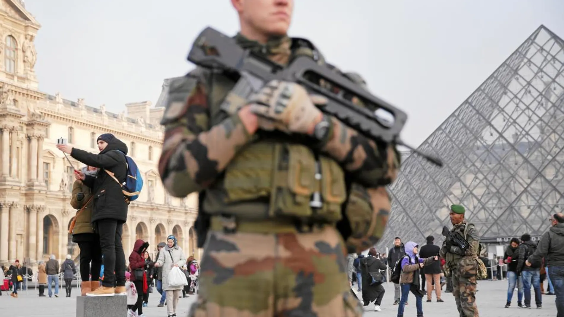 Un militar vigila el acceso al museo parisino el pasado mes de diciembre