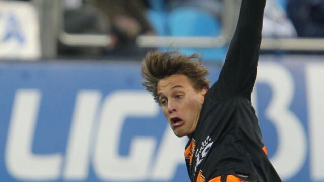 El centrocampista del valencia Sergio Canales durante el partido de la vigésimo quinta jornada de Liga de Primera División disputado frente al Zaragoza esta tarde en el estadio de La Romareda.