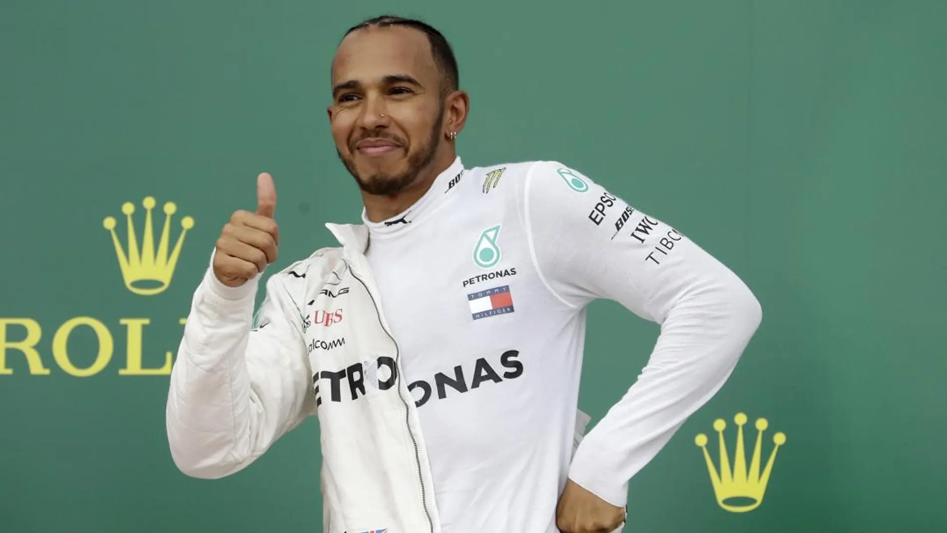 Lewis Hamilton celebra su triunfo en Azerbaijan. (AP Photo/Luca Bruno)