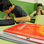 Un grupo de alumnos, durante una clase de Física y Química, en un instituto de la Comunidad,