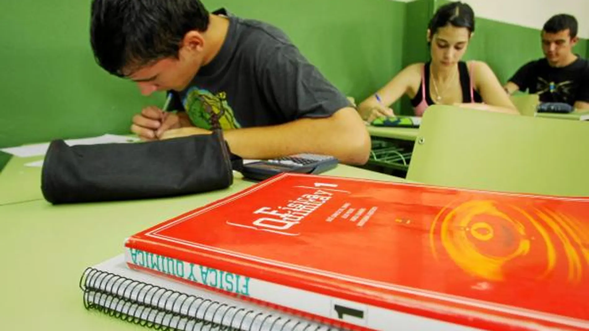 Un grupo de alumnos, durante una clase de Física y Química, en un instituto de la Comunidad,