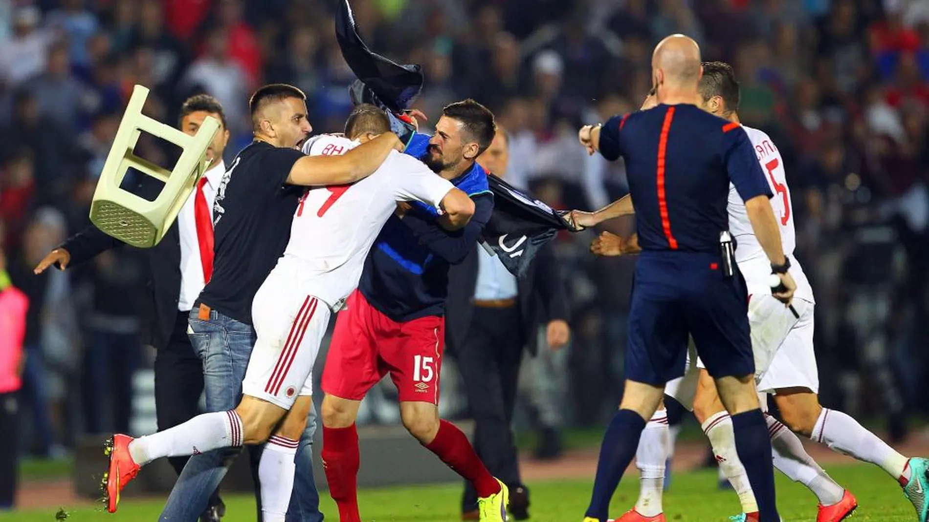 Jugadores de Albania y Serbia pelean durante el partido clasificatorio de la Eurocopa 2016 el martes 14 de octubre de 2014