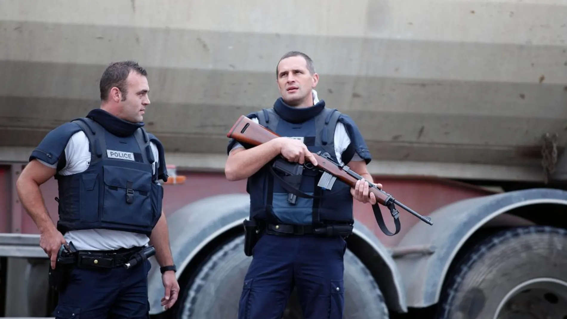 Agentes de policía en el norte de París