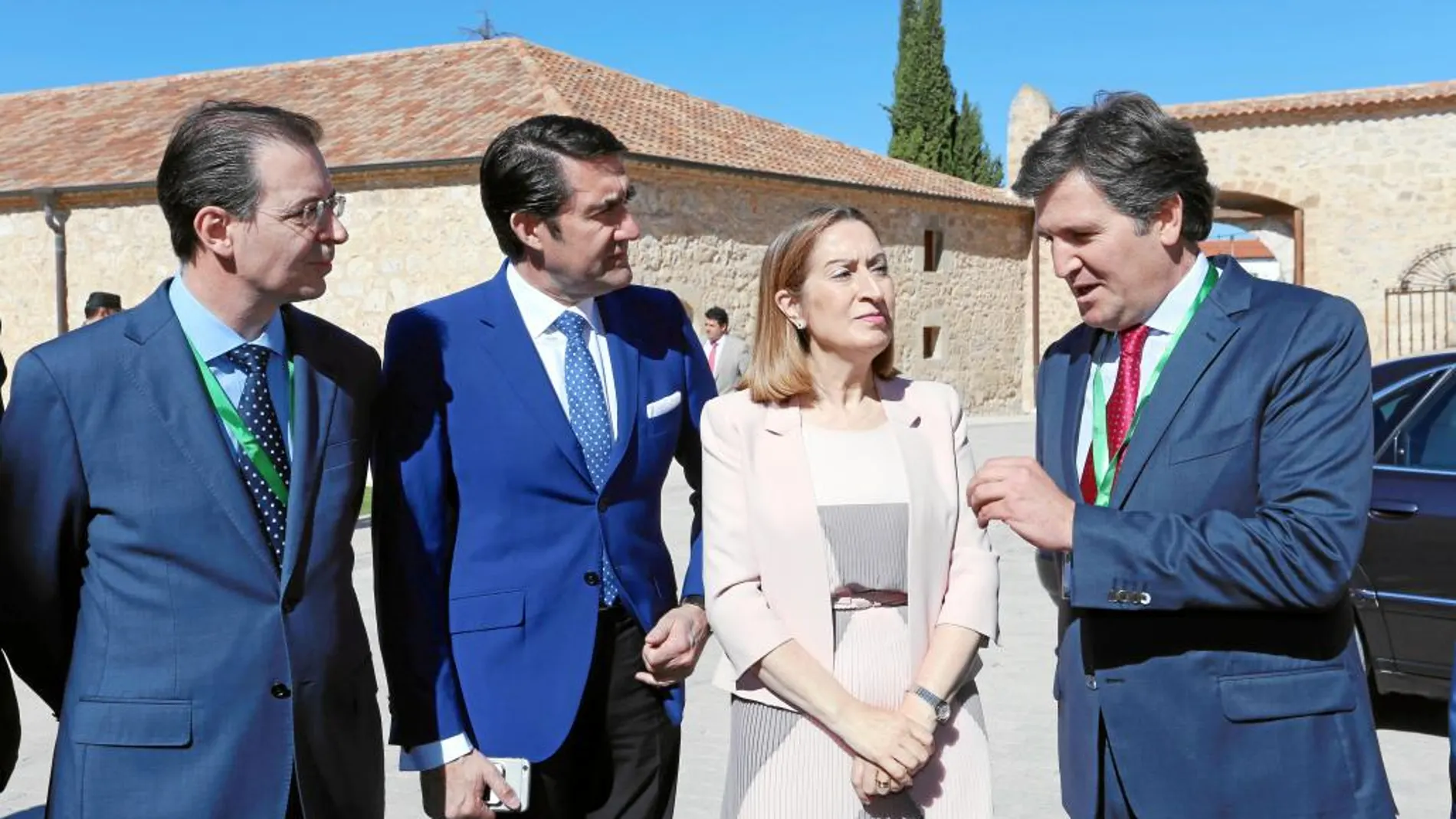 La ministra de Fomento, Ana Pastor, escucha al presidente de la Asociación Empresa Familiar de Castilla y León, Alfonso Jiménez, en presencia del delegado del Gobierno, Juan Carlos Suárez-Quiñones y del presidente del CES, Germán Barrios, ayer en Valbuena de Duero