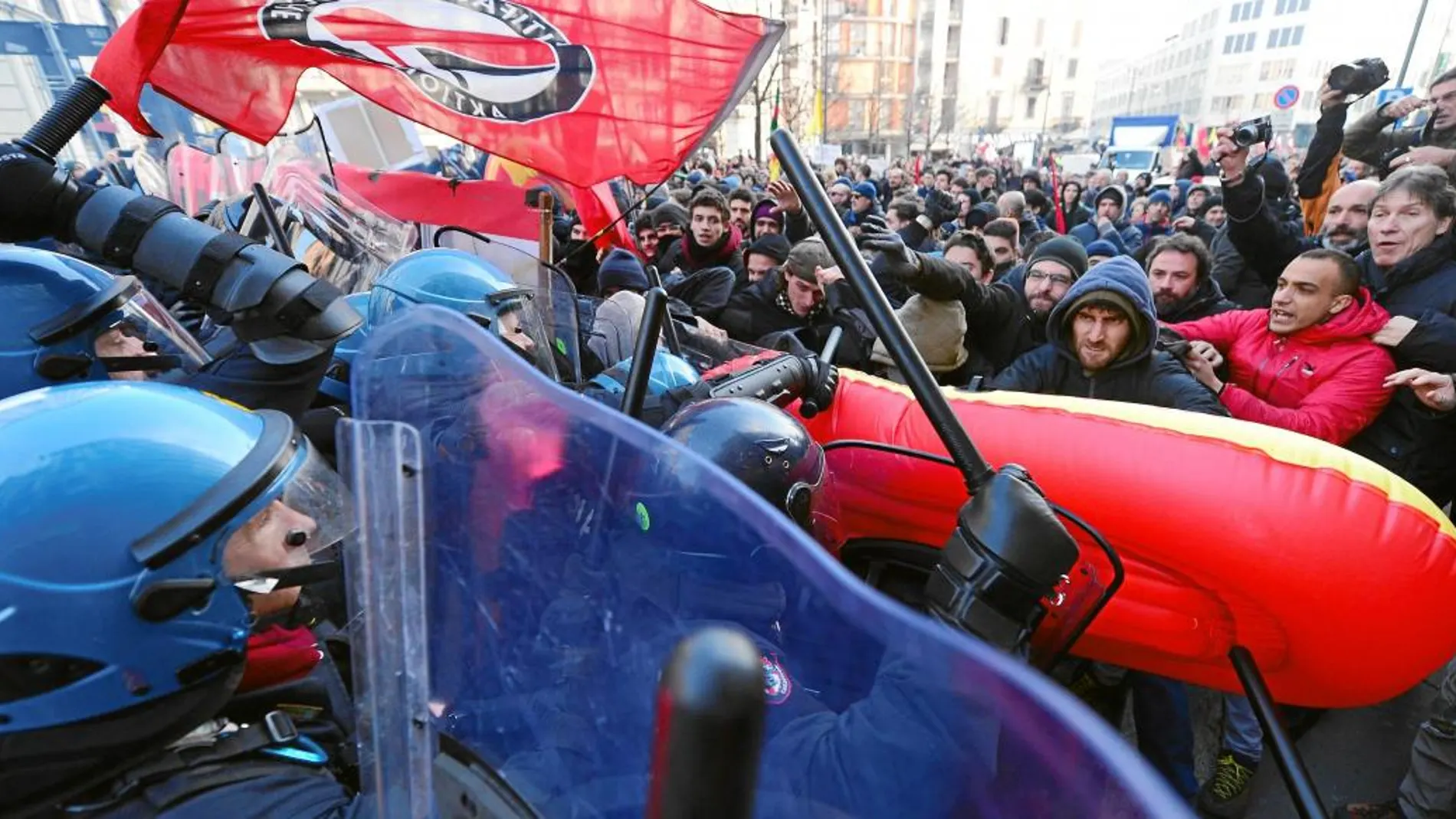 Policía y manifestantes antifascistas se enfrentan en las calles de Milán, ayer. También hubo marchas en Roma y Palermo, entre otras ciudades