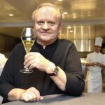 Fotografía de archivo (LE BRASSUS, SUIZA), 17/12/2013) del francés Joël Robuchon, famoso por ser el chef con más estrellas de la guía Michelin del mundo