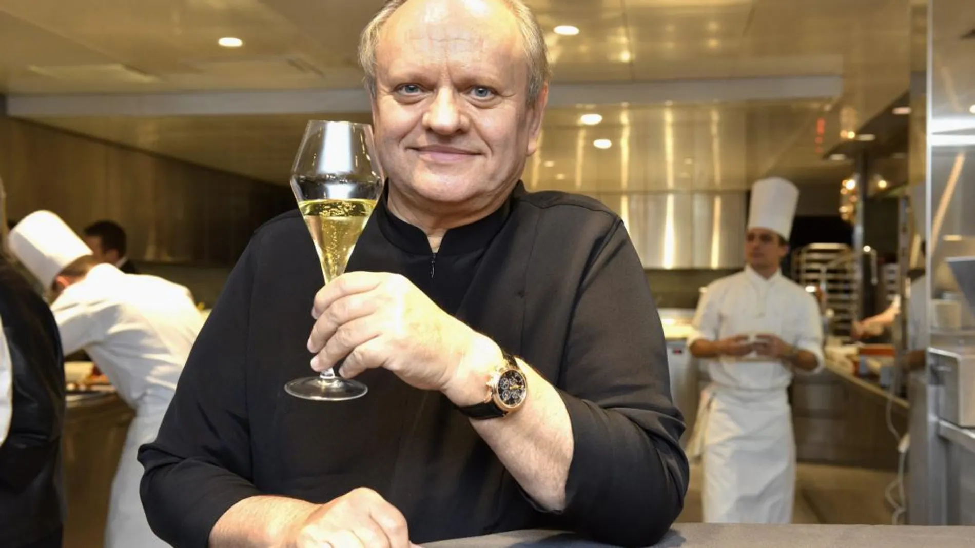 Fotografía de archivo (LE BRASSUS, SUIZA), 17/12/2013) del francés Joël Robuchon, famoso por ser el chef con más estrellas de la guía Michelin del mundo