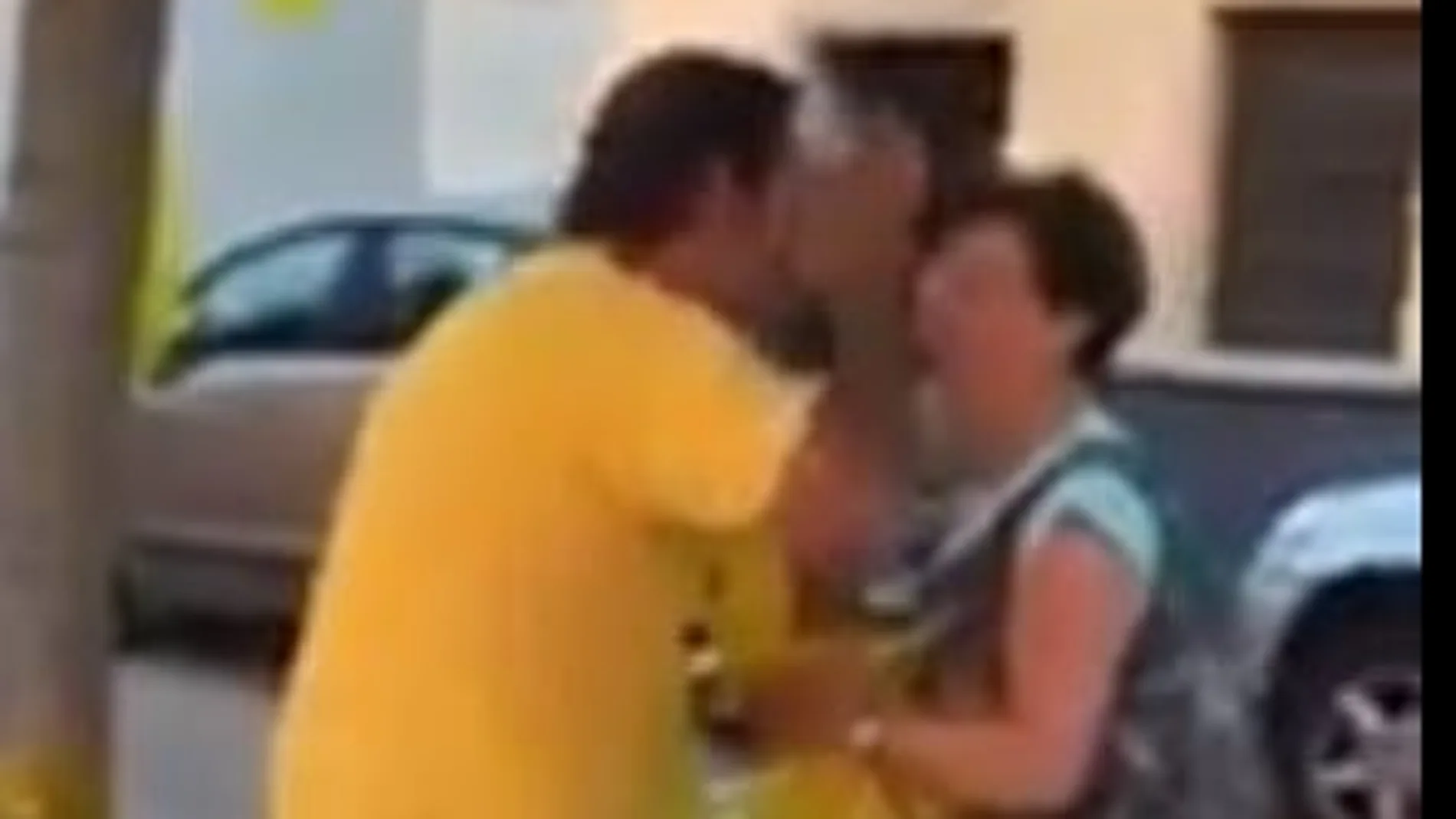 Un independentista trata de agredir a una señora que retiraba lazos amarillos en Palamós