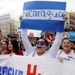 Ciudadanos y familias con vínculos en Nicaragua se concentran para denunciar la respuesta del gobierno de Daniel Ortega a las protestas en ese país