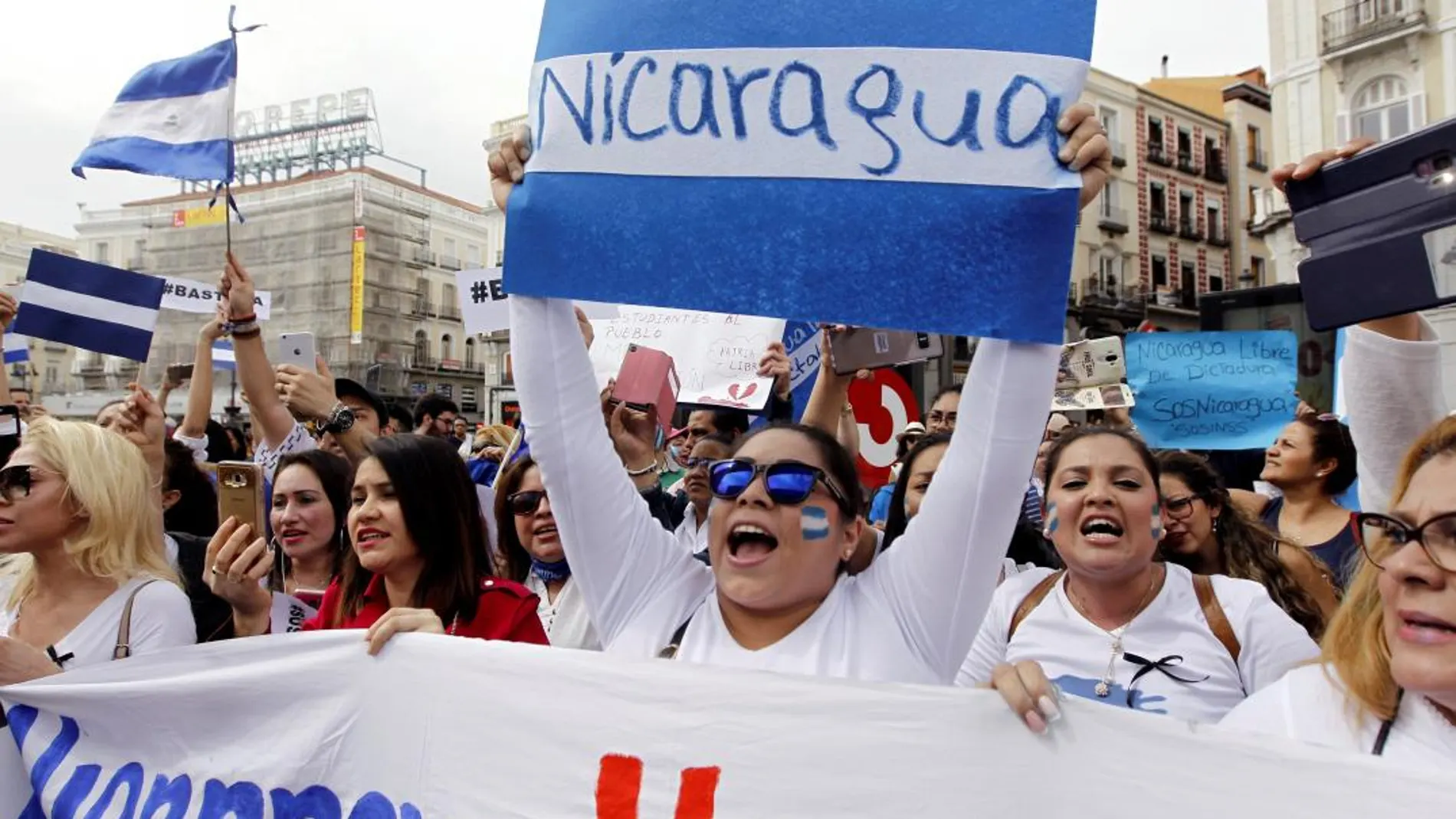 Ciudadanos y familias con vínculos en Nicaragua se concentran para denunciar la respuesta del gobierno de Daniel Ortega a las protestas en ese país
