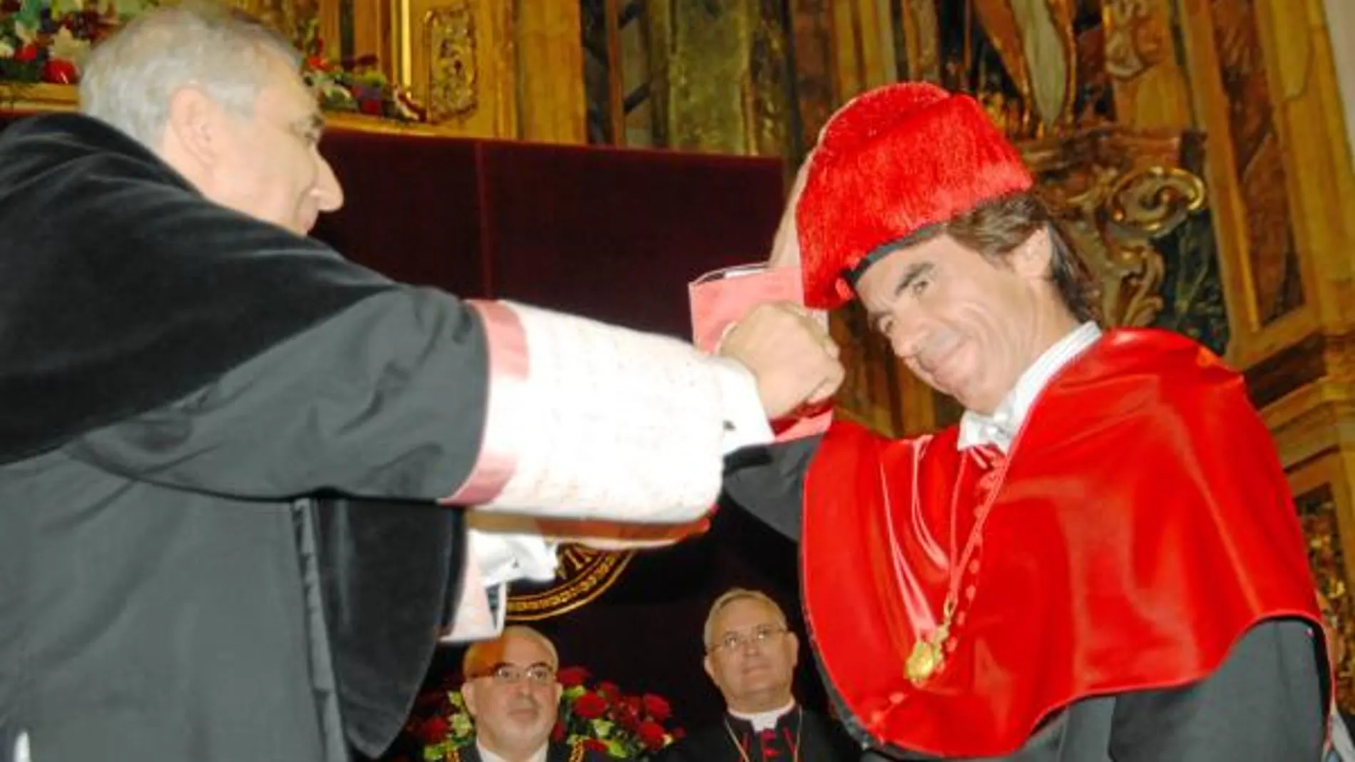 El ex presidente del Gobierno y actual presidente de la Fundación FAES, José María Aznar durante su investidura como doctor honoris causa por la UCAM Murcia (UCAM), al que ha asistido el presidente del ejecutivo murciano y del Partido Popular de Murcia, R