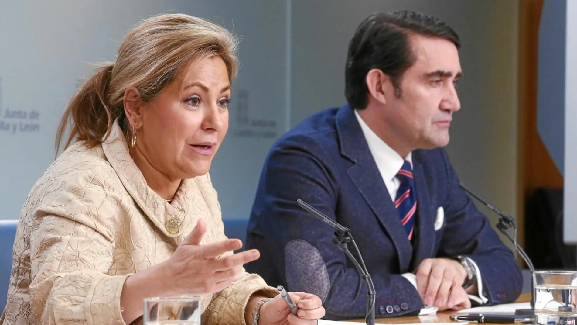 Rosa Valdeón junto a Juan Carlos Suárez-Quiñones, durante la rueda posterior al Consejo de Gobierno