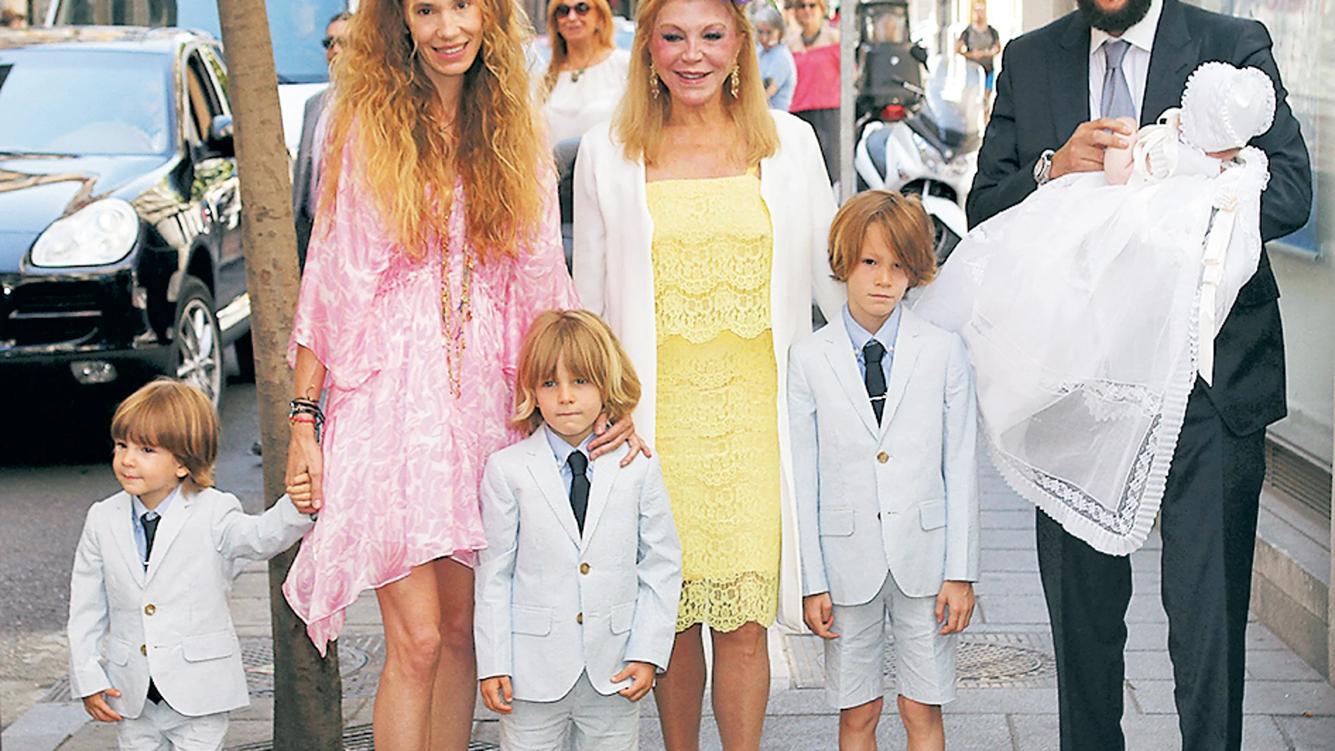 Blanca Cuesta, Carmen Thyssen y Borja, con los cuatro hijos de la pareja