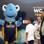 El diseñador, Manuel Gómez, y algunos voluntarios con Tina, la mascota de la Copa del Mundo de Baloncesto Femenino