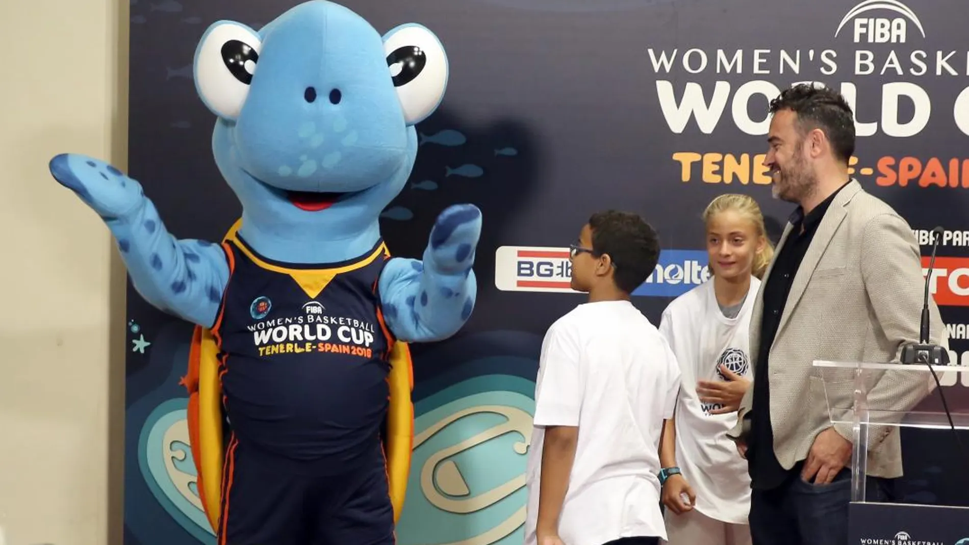 El diseñador, Manuel Gómez, y algunos voluntarios con Tina, la mascota de la Copa del Mundo de Baloncesto Femenino