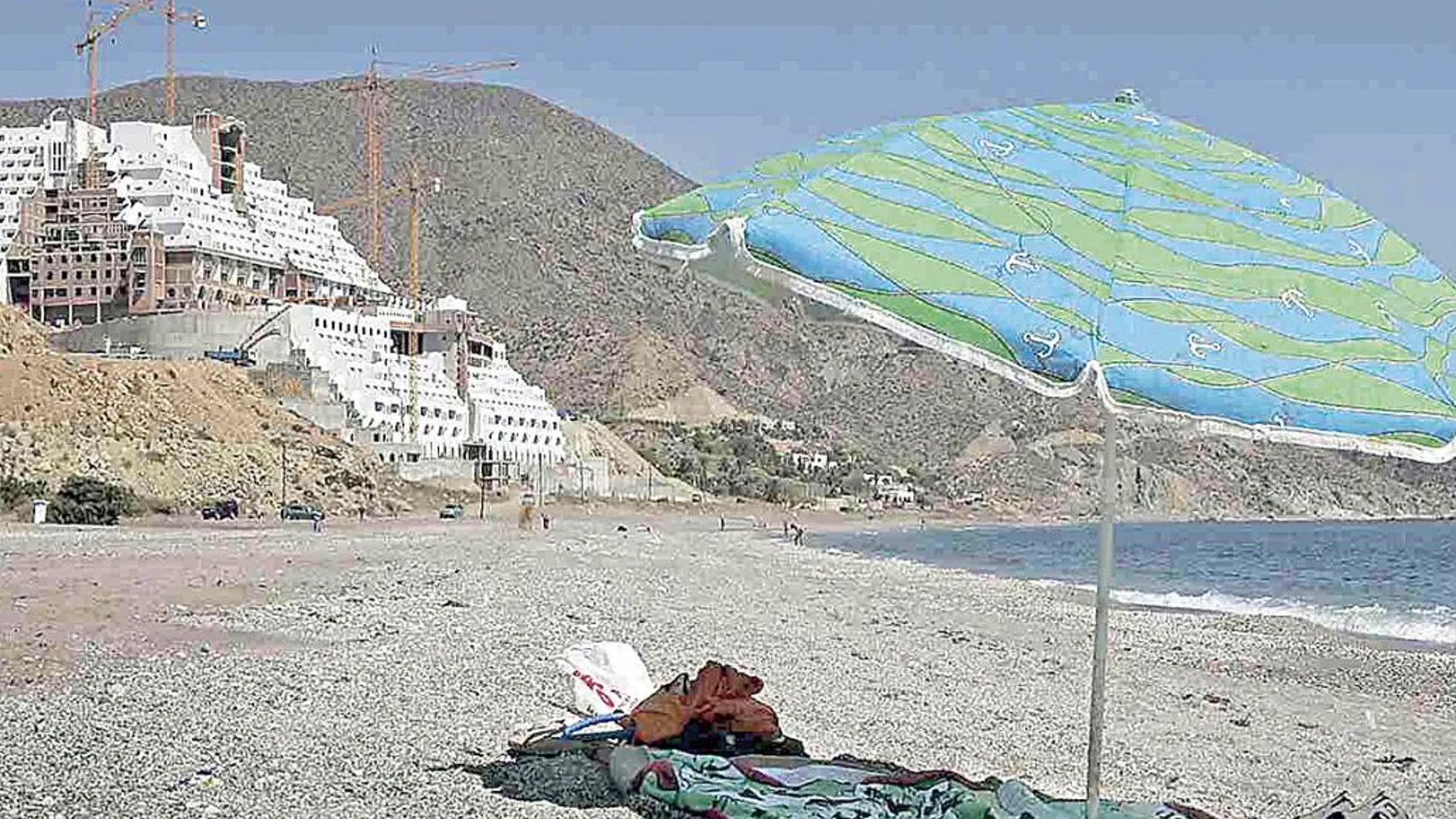Vista del Algarrobico, que se levanta en la playa de Carboneras, en Almería