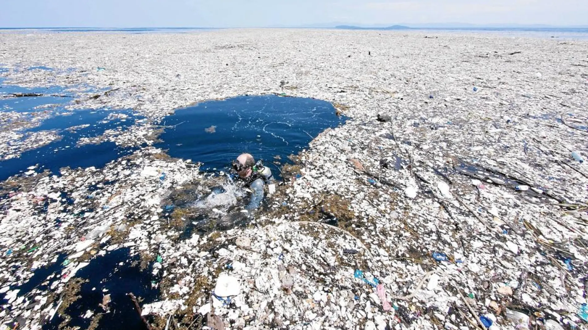 1,8 billones de fragmentos de basura flotan sobre los océanos