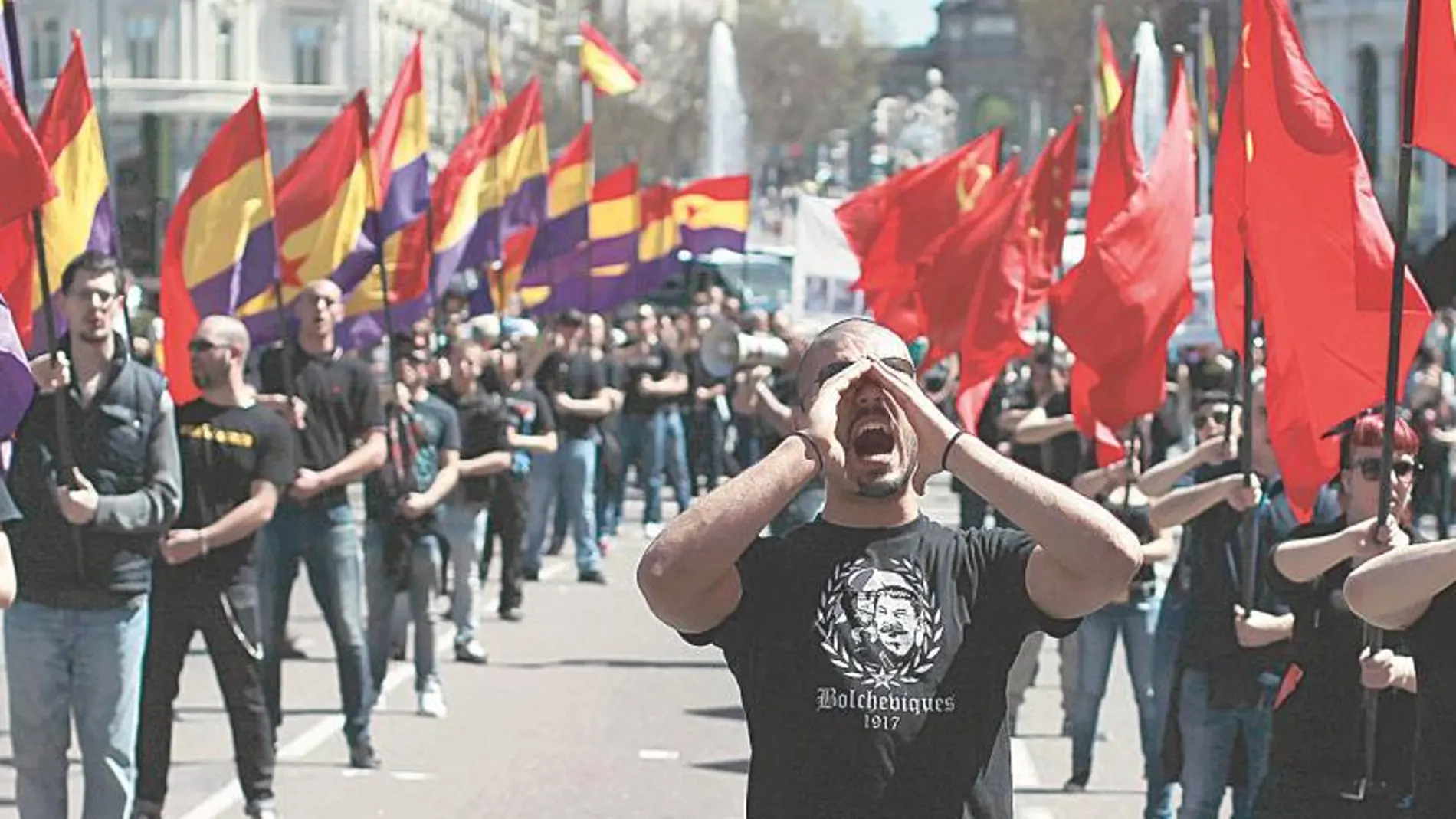 Formación de comunistas con símbolos estalinistas el pasado 14 de abril en Madrid