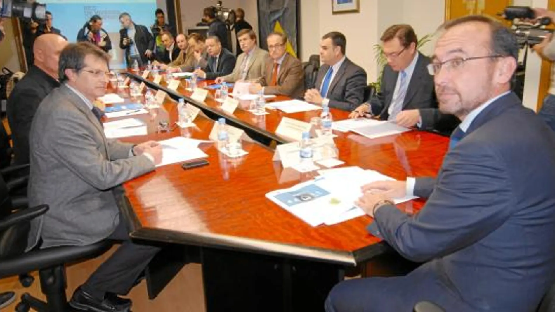 El consejero de Universidades, Empresa e Investigación, Salvador Marín, presidió la reunión de la Red Regional de Viveros