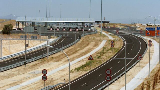 Vista del peaje de la autopista M-12 que lleva a la T4 de Barajas