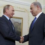 El presidente ruso, Vladimir Putin, saluda al primer ministro israelí, Benjamin Netanyahu durante su encuentro en Moscú