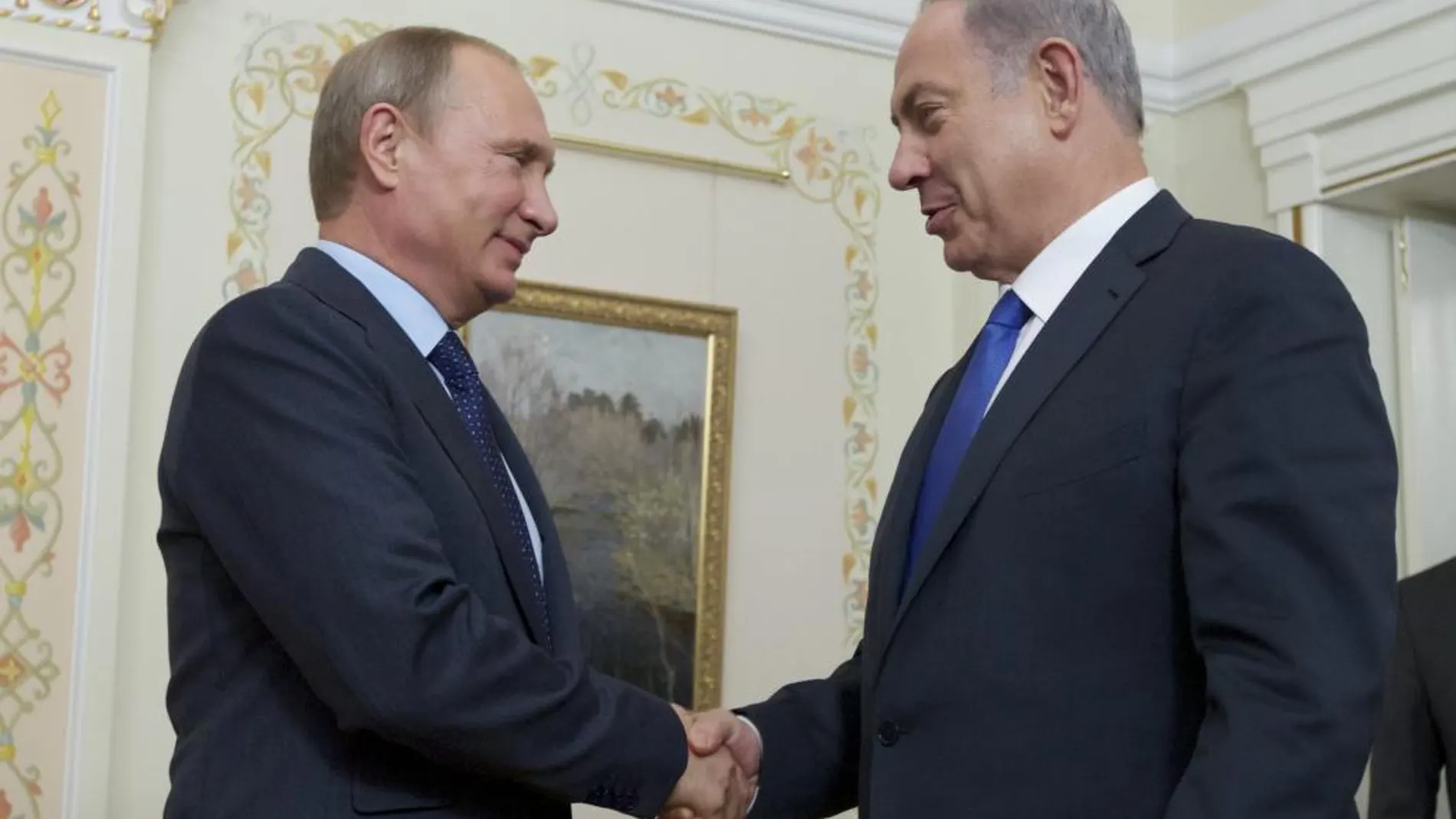 El presidente ruso, Vladimir Putin, saluda al primer ministro israelí, Benjamin Netanyahu durante su encuentro en Moscú