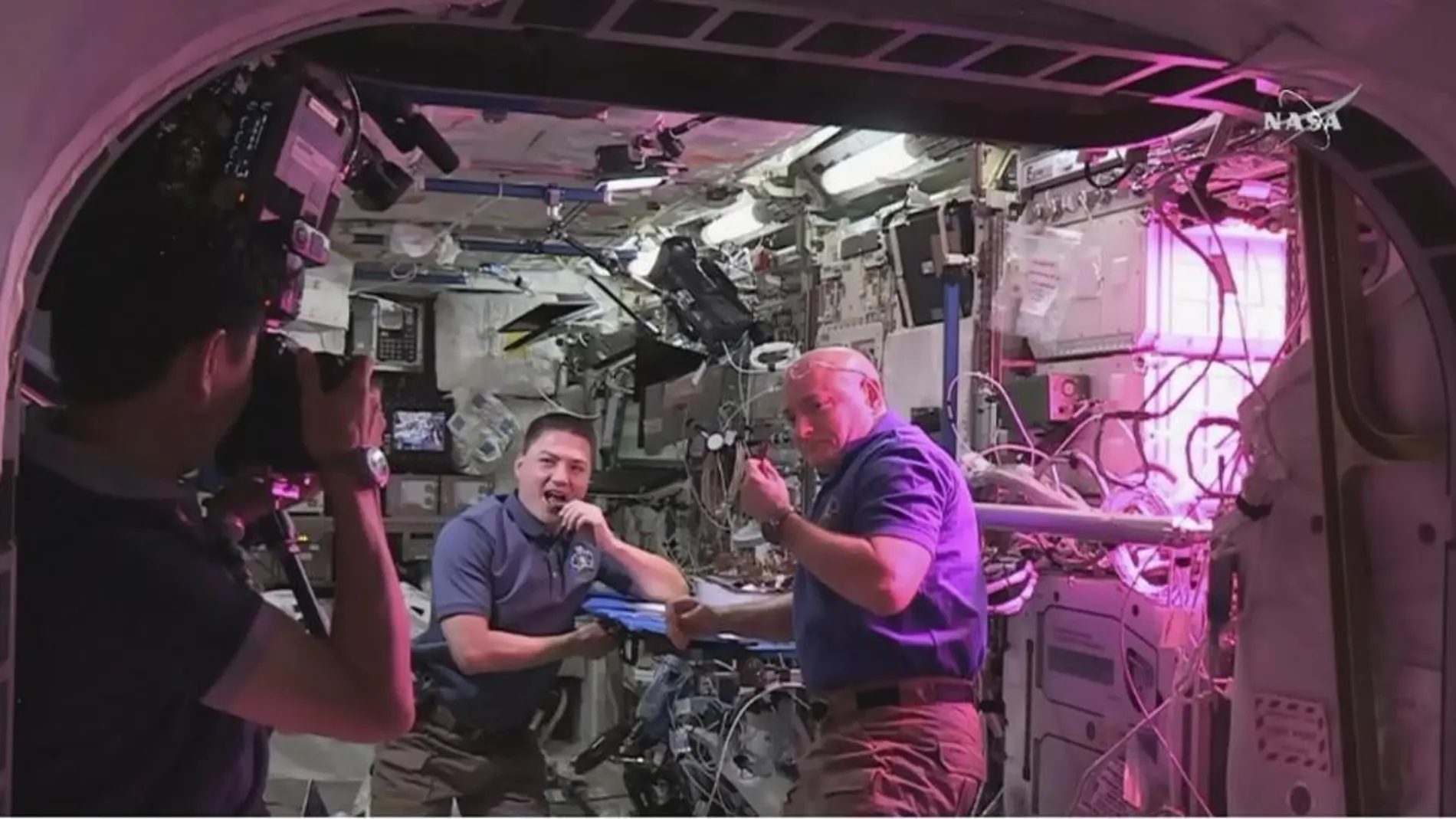 Los astronautas Kjell Lindgren (izqu.) y Scott Kelly comen la lechuga que han cultivado en la Estación Espacial Internacional