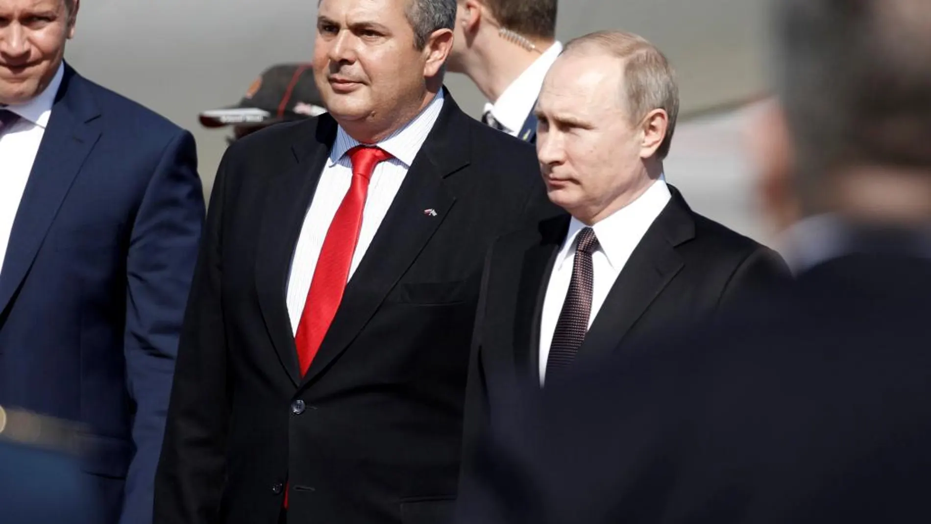 Vladimir Putin ha sido recibido en el aeropuerto de Atenas por el ministro griego de Defensa, Panos Kammenos